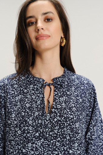 Bluzka z kwiatowym nadrukiem i wiązaniem przy dekolcie