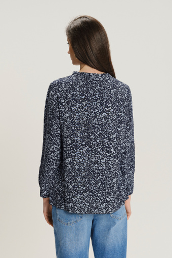 Bluzka z kwiatowym nadrukiem i wiązaniem przy dekolcie