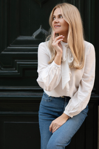 Bluzka z wiązaniem przy dekolcie 