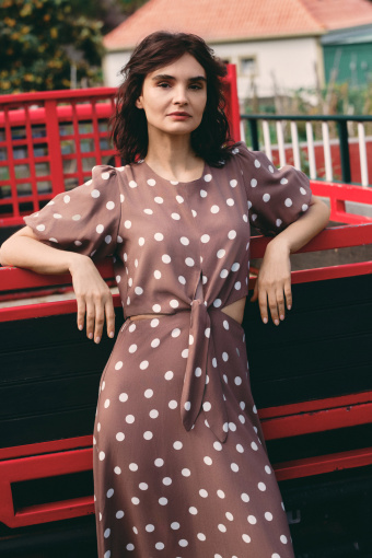 Brązowa sukienka w białe groszki z wycięciem na bokach