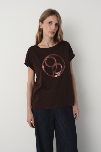 Brązowy t-shirt z grafiką na przodzie