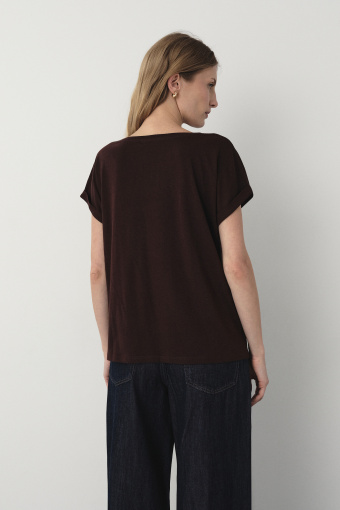 Brązowy t-shirt z grafiką na przodzie