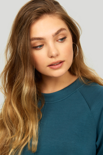 Turkusowa bluza o luźnym kroju