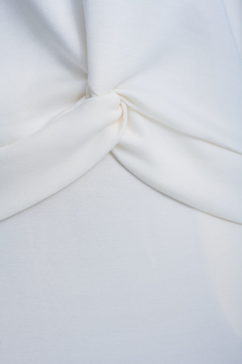 Bluza w kolorze białym z ozdobnym marszczeniem