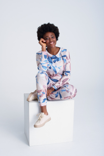 Klasyczna bluza w odważny kwiatowy wzór