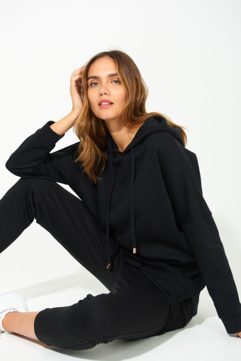 Czarna bluza z kapturem i domieszką włókien ekologicznych Czarna bluza z kapturem i domieszką włókien ekologicznych