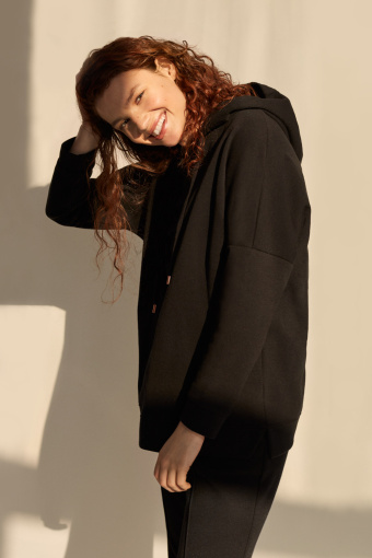 Czarna bluza z kapturem i domieszką włókien ekologicznych Czarna bluza z kapturem i domieszką włókien ekologicznych