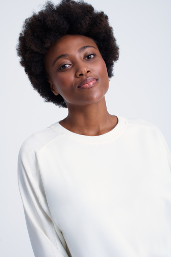 Biała bluza ze wstawkami na rękawach