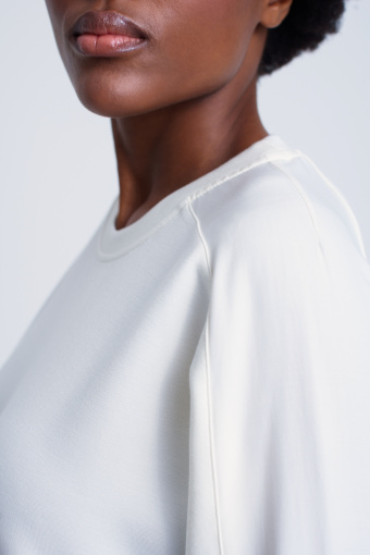 Biała bluza ze wstawkami na rękawach