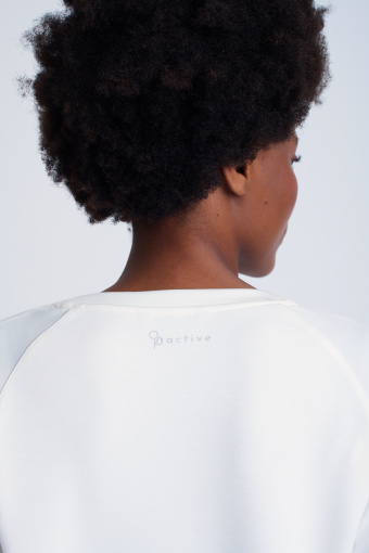 Biała bluza ze wstawkami na rękawach