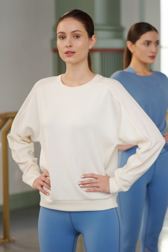 Biała bluza ze wstawkami na rękawach