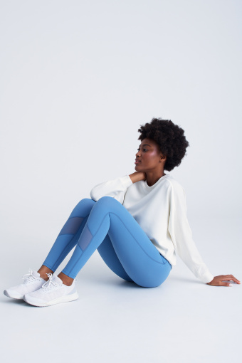 Biała bluza ze wstawkami na rękawach