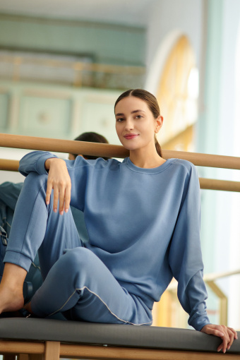 Niebieska bluza z tkaninowymi wstawkami Niebieska bluza z tkaninowymi wstawkami