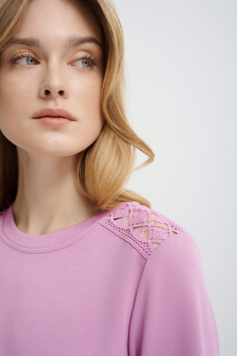 Różowa bluza basic z aplikacją na ramionach 