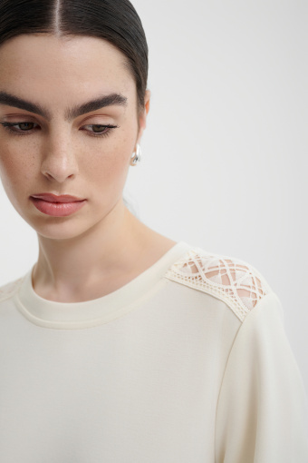 Basic bluza z akcentem na ramionach  Basic bluza z akcentem na ramionach