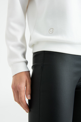 Biała bluza z raglanowym rękawem