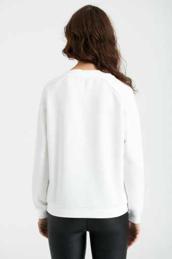Biała bluza z raglanowym rękawem