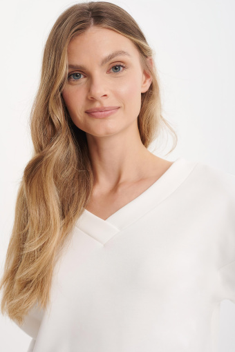 Kremowa bluza o bardzo luźnym fasonie