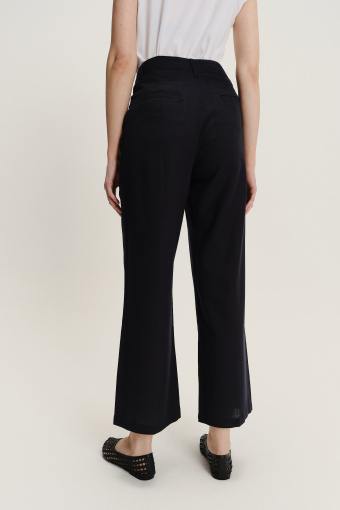 Ciemnogranatowe spodnie z rozszerzaną nogawką