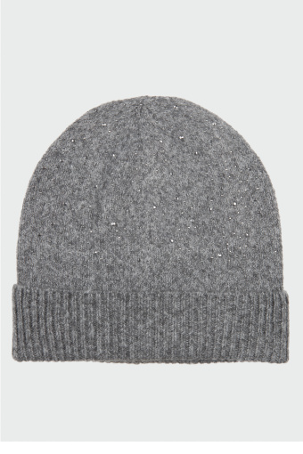 Czapka beanie z metalowymi ozdobami
