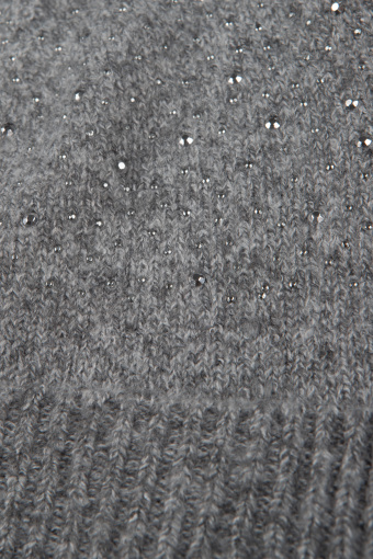 Czapka beanie z metalowymi ozdobami