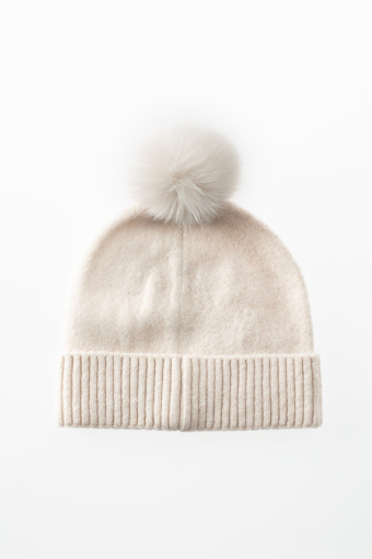 Beżowa czapka z pomponem z imitacji futra