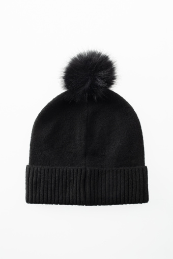 Czarna czapka z efektownym pomponem Czarna czapka z efektownym pomponem