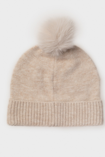 Czapka z prążkowaniem w dolnej części