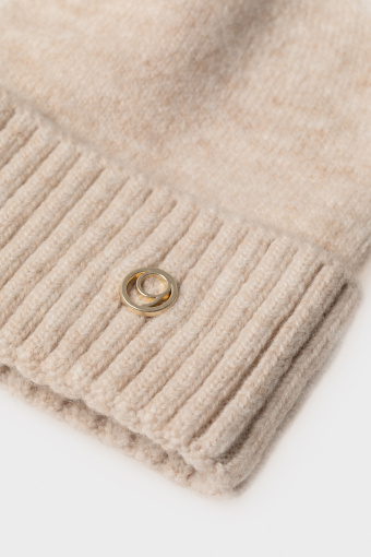 Czapka z prążkowaniem w dolnej części