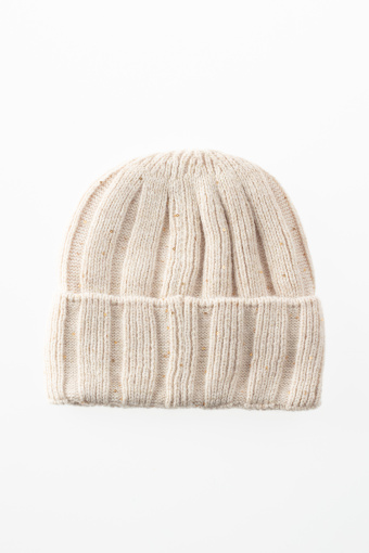 Beżowa czapka z miękkiej dzianiny