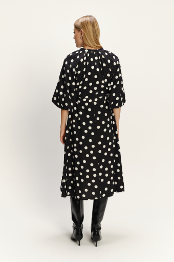 Czarna sukienka midi z nadrukiem w kropki