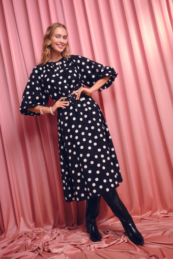 Czarna sukienka midi z nadrukiem w kropki