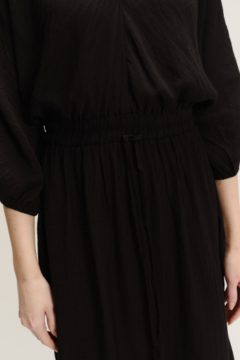 Czarna sukienka z dekoltem w serek midi  Czarna sukienka z dekoltem w serek midi