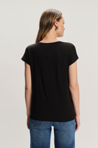 Czarny top z połyskującym napisem z przodu