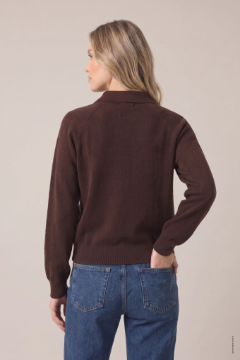 Czekoladowy sweter z nadrukiem w romby
