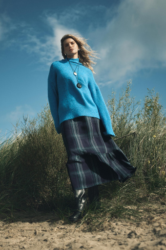 Długa granatowa sukienka w kratę