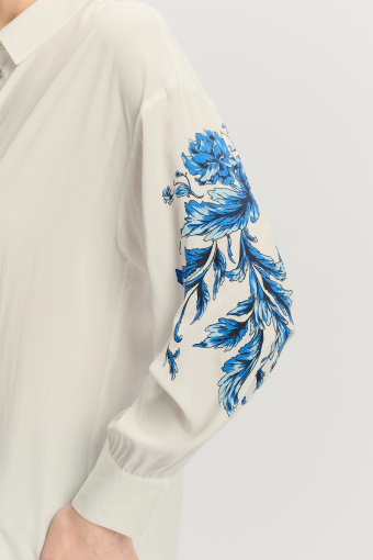 Efektowna koszula z kwiatowym motywem na rękawach