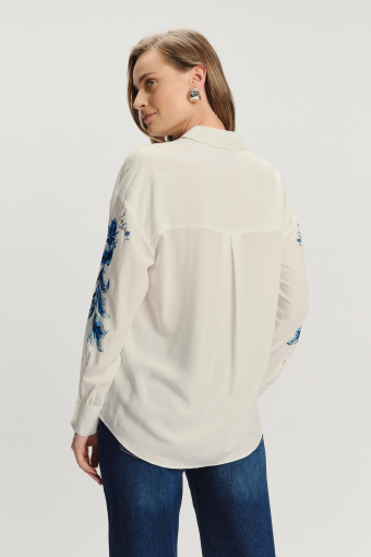 Efektowna koszula z kwiatowym motywem na rękawach