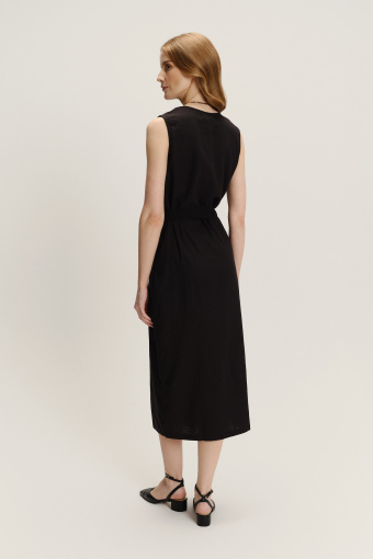 Efektowna sukienka midi w czarnym kolorze Efektowna sukienka midi w czarnym kolorze