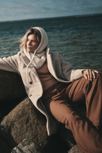 Efektowny dwurzędowy  płaszcz jasny beż