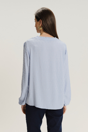 Elegancka błękitna bluzka z ażurową aplikacją