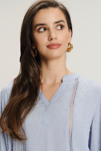 Elegancka błękitna bluzka z ażurową aplikacją