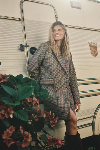 Elegancki dwurzędowy płaszcz w subtelną kratę