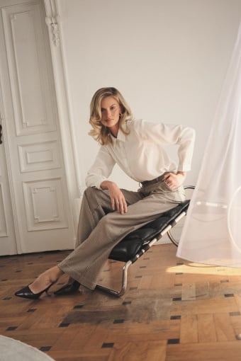 Eleganckie beżowe spodnie wide leg nadruk w kratkę