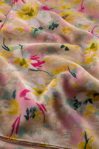 Kobieca jasnoróżowa apaszka z kwiatowym wzorem