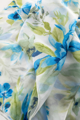 Jasna apaszka w błękitne kwiaty 