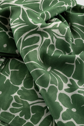 Apaszka zdobiona zielonymi kwiatami 