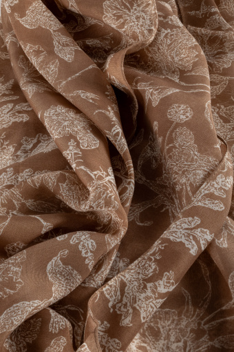 Beżowa apaszka w stylowe kwiaty 