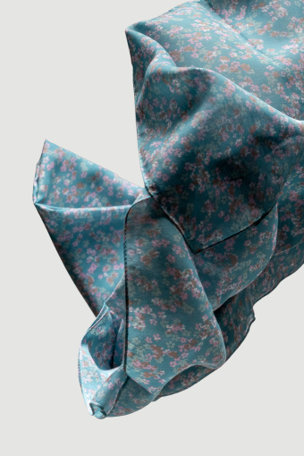 Niebieska apaszka z nadrukiem w delikatne kwiaty 