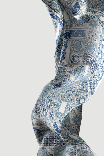 Apaszka z artystycznym wzorem w odcieniu niebieskim 